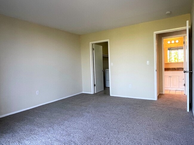 Building Photo - Beautiful 3 bedroom, 2 bathroom home in du...