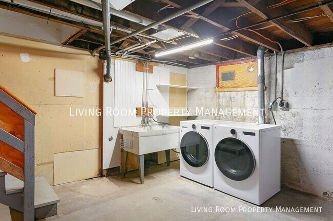 Building Photo - 5521 N Vancouver Ave