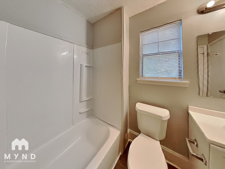 Building Photo - 7792 Chase Woods Dr