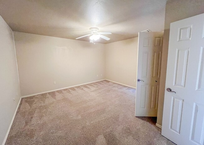 Building Photo - $1000 OFF FIRST MONTHS RENT | Wonderful layout in Fenwick Garden Village!