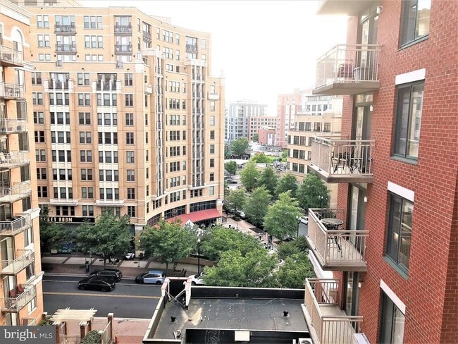 Building Photo - 1220 N Fillmore St