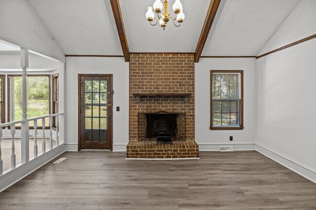 Building Photo - Charming Rental in Central Location