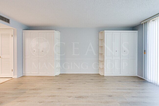 Building Photo - Charming Beachside 1-Bedroom Condo – Available Now