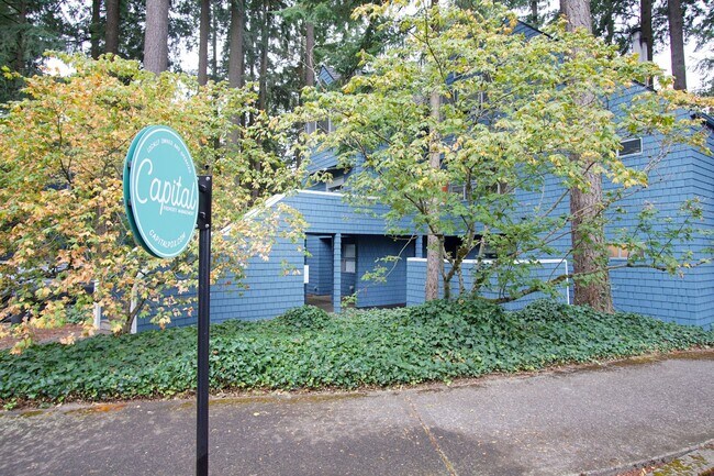 Building Photo - Fantastic Lake Oswego 1Bdr w/Fireplace, Dishwasher, W/D & Patio!