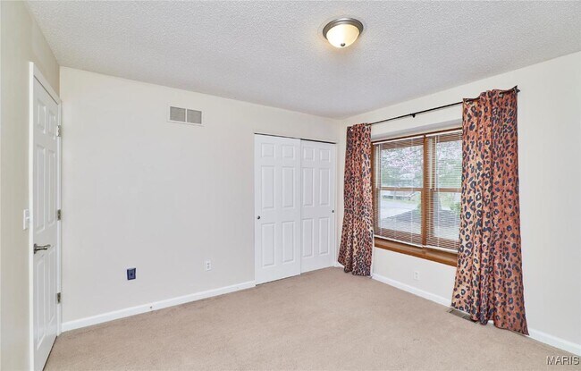 Building Photo - 157 S Kings Rd