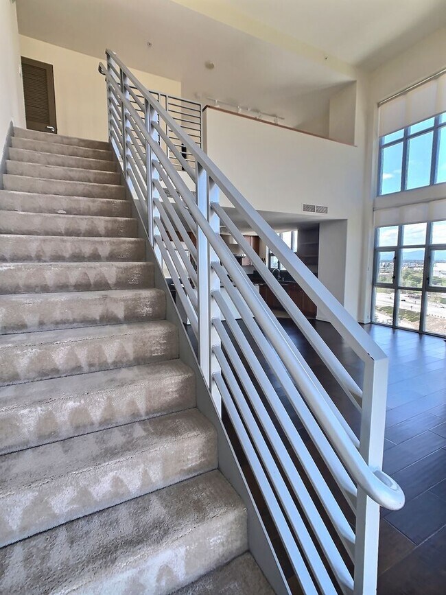 Building Photo - Fantastic 2 Bed/2Bath Penthouse with Panor...