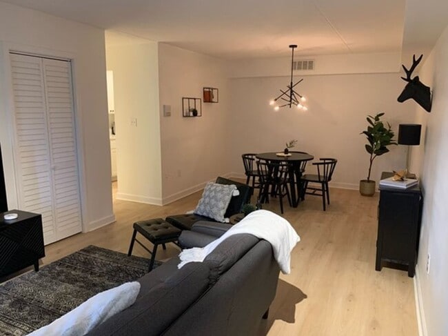 Building Photo - 4 Grand Hall