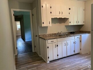 Building Photo - Cozy 2 Bedroom Duplex Available - Walk Dow...