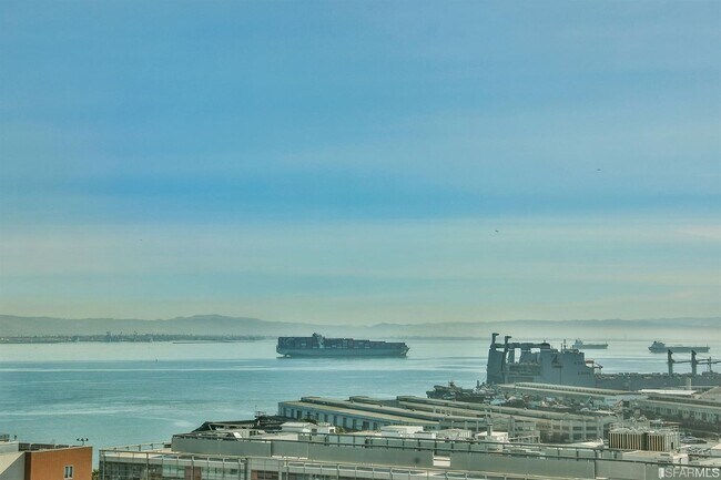 Building Photo - 260 King St