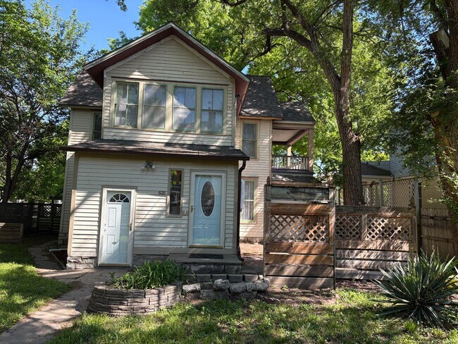 Building Photo - 4 bedroom 2 bathroom Historic Home Downtown Manhattan KS