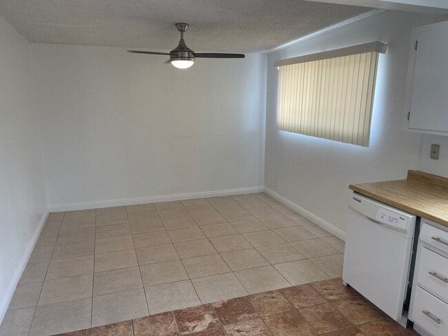 Building Photo - Classic 3Bed/2Bath single story home located near Boulder Highway