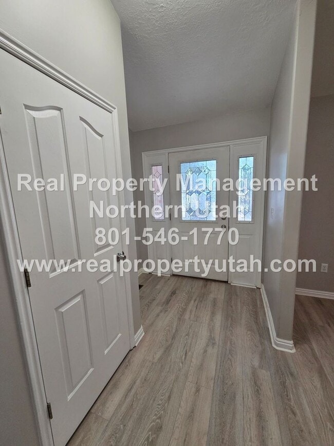 Building Photo - Updated 5 Bedroom 5 Bath Home in Layton Available!