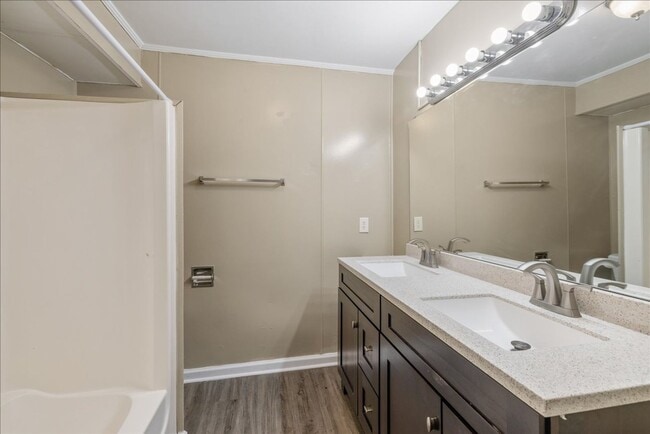 Building Photo - 207 Iris Cir
