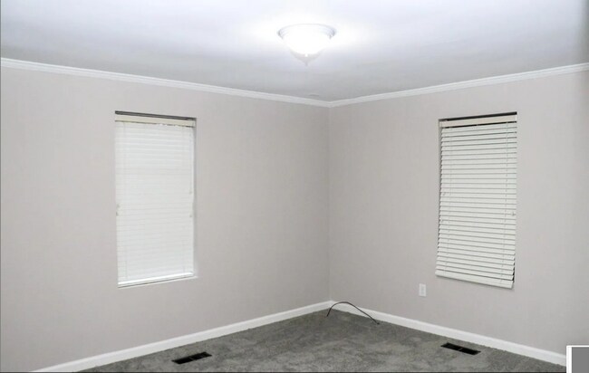 Building Photo - 136 Skyline Dr