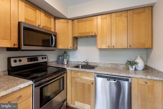 Building Photo - 3330 S 28th St