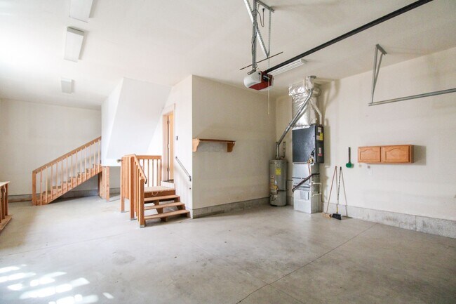 Building Photo - 3091 Kurt Dr NW