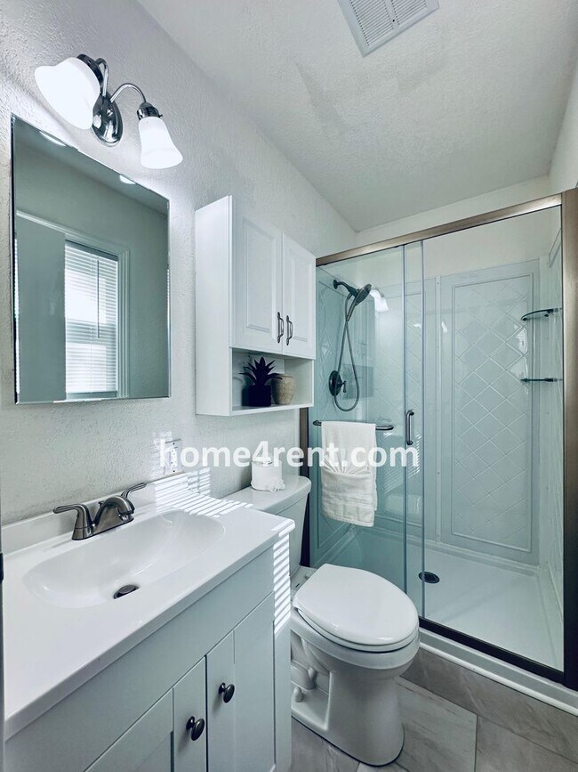 Building Photo - Attractive Overland Park Home w/ Wood Floo...
