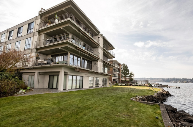 Building Photo - Beautiful Waterfront Condo in Kirkland - A...