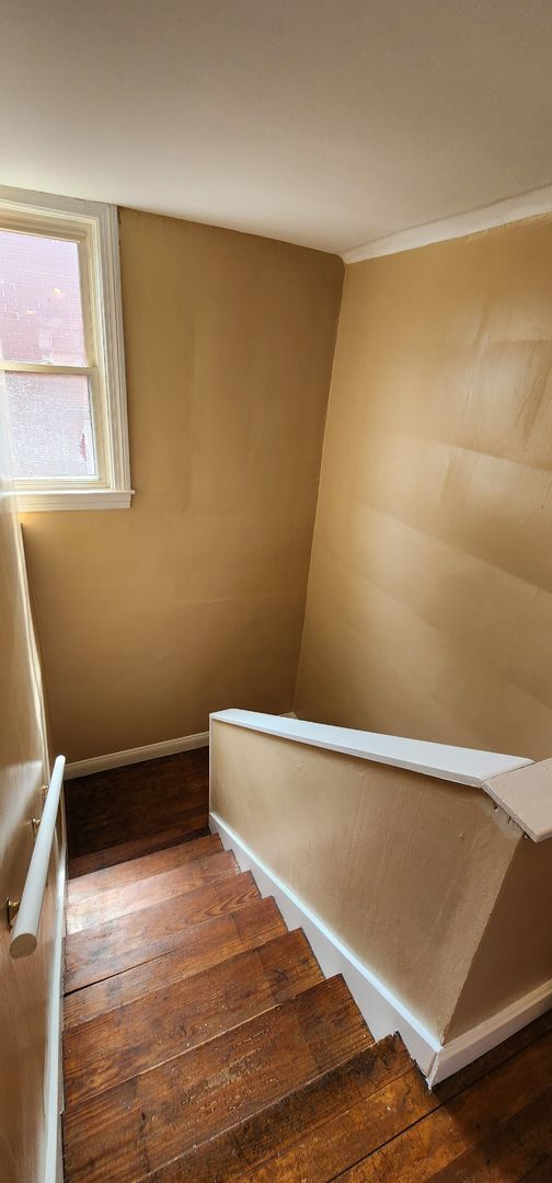 Building Photo - Welcome to this charming 3-bedroom, 2-bath...