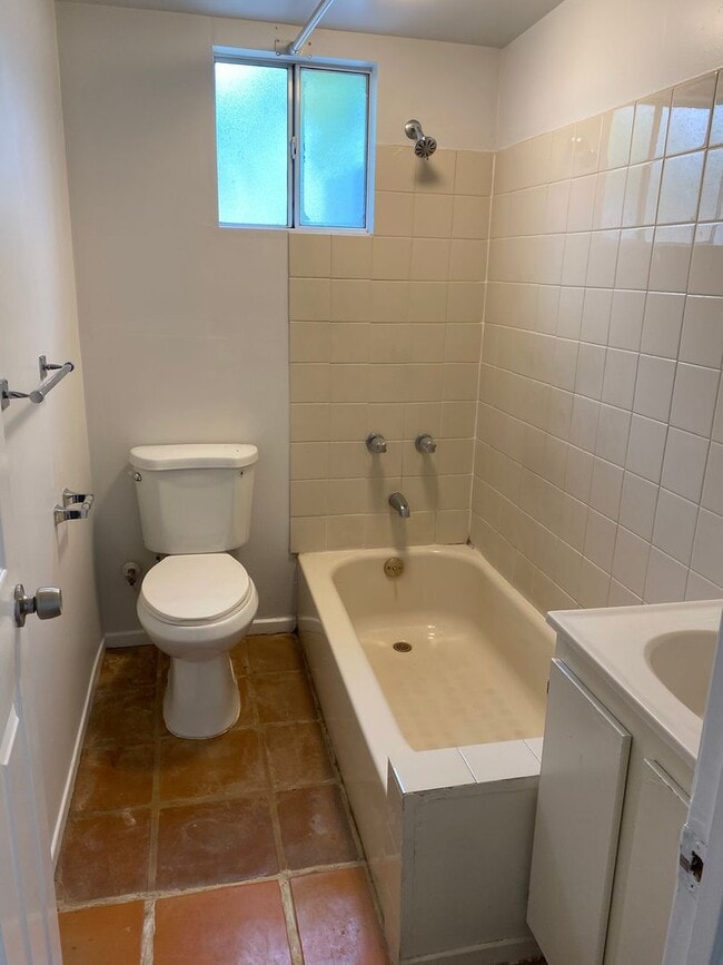 Building Photo - Tarzana Lifestyle: Elegant Home with Pool,...