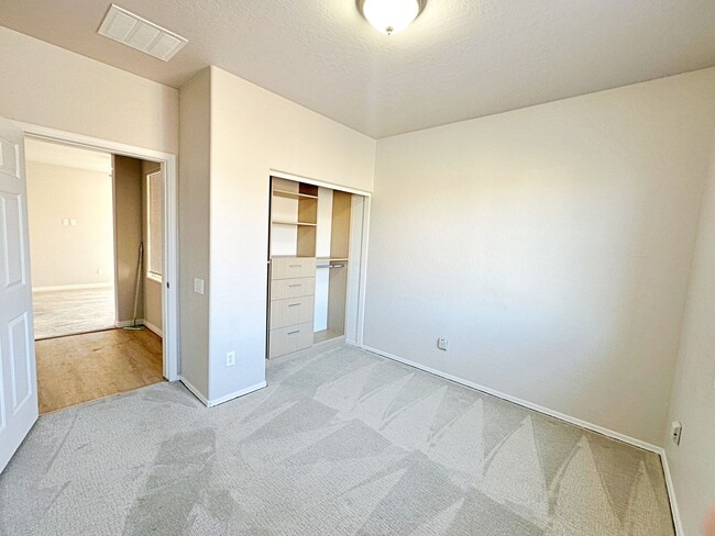 Building Photo - 3 BEDROOM 2 BATH 2 CAR GARAGE CONDO IN GAT...