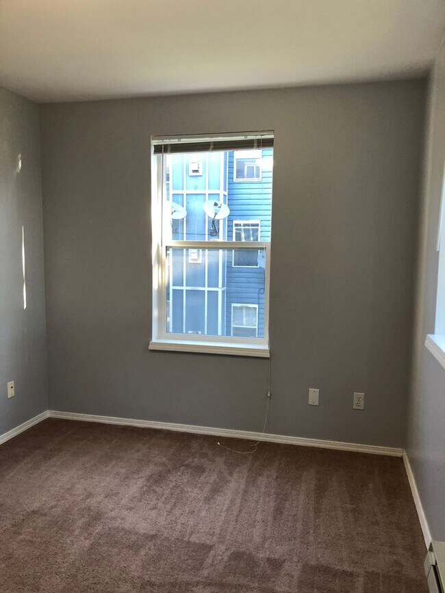 Building Photo - ***PENDING APPLICATION***Modern and spacious 2 bedroom condo with bonus room!
