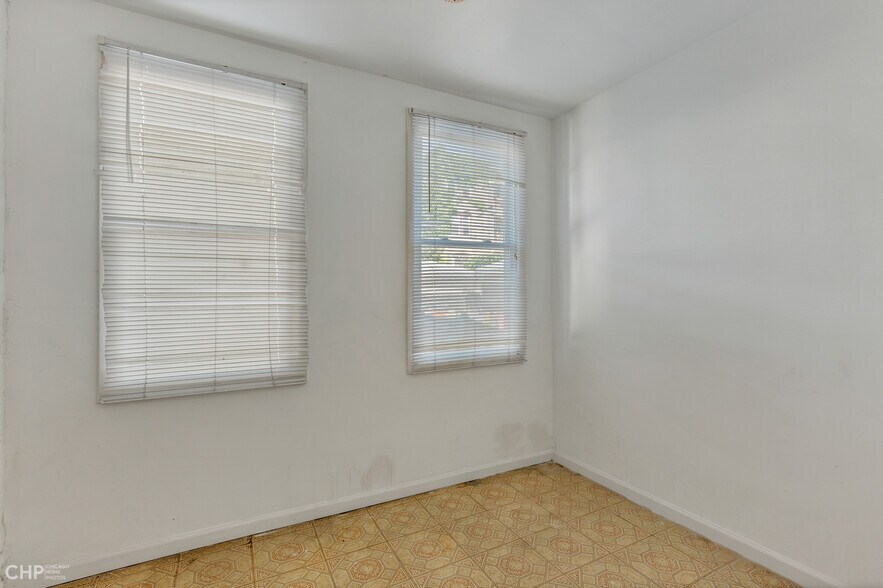 Building Photo - 6528 N Bosworth Ave