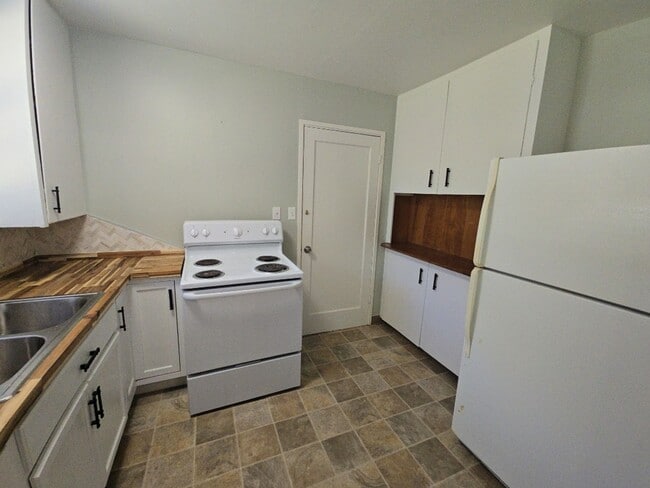 Building Photo - 2BD/1BA Pine Hill home on quiet road!