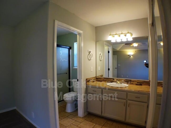 Building Photo - 612 W 6th Ave