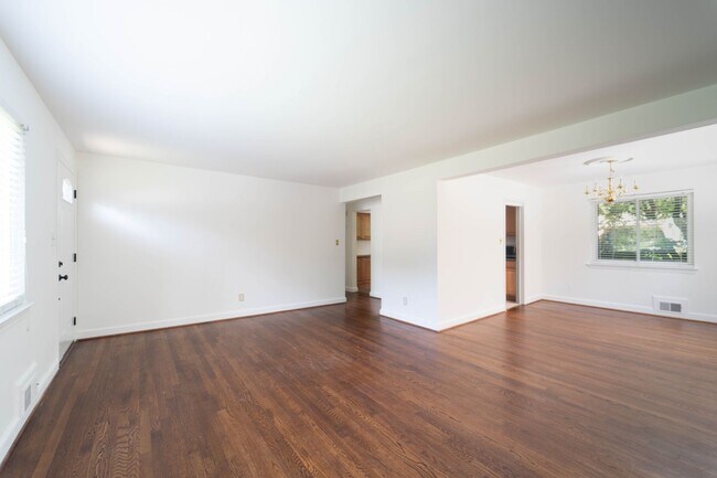 Building Photo - 50's Rambler with 5 BR & 3 BA in One of the Best Locations in Arlington