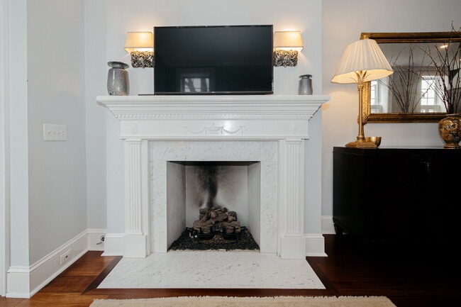 Building Photo - Downtown Retreat: Spacious 1-Bedroom Townhome in Historic Charleston!"