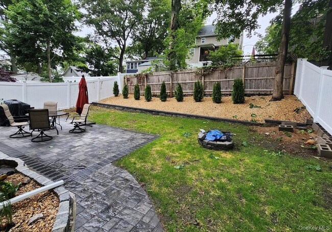 Building Photo - 129 Westbury Dr