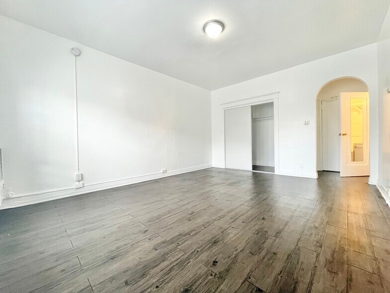 Building Photo - 913 Grattan St