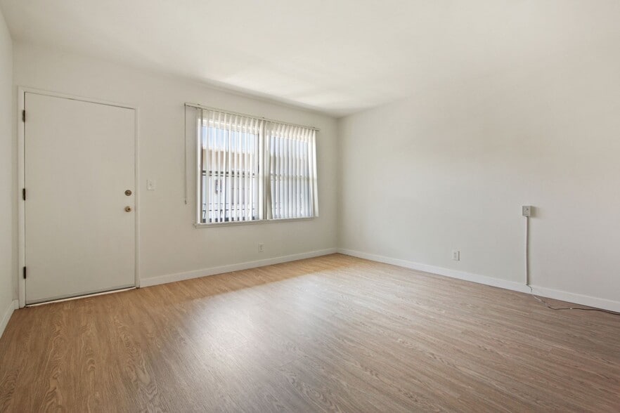 Building Photo - 10908 SM Blvd, prime Westwood, near transit