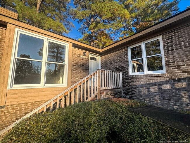 Building Photo - 527 Coronation Dr