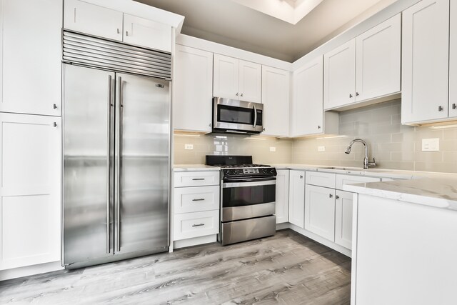 Kitchen with high quality appliances (e.g. Sub Zero frige) - 2042 N Clark St