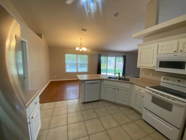 Building Photo - 6568 Fern St