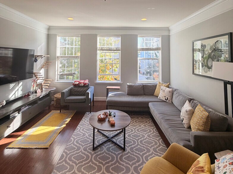 Building Photo - 81 Linden Pl