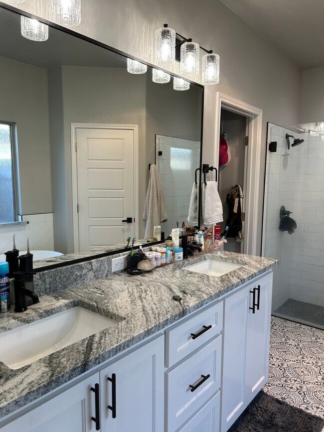 Building Photo - 1104 N Granby Ave