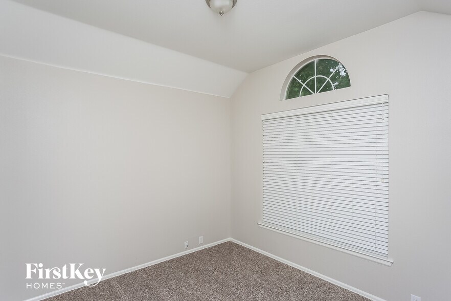 Building Photo - 2852 Maple Creek Dr