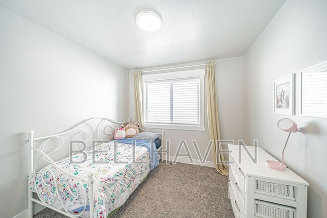 Building Photo - 380 S 3rd W