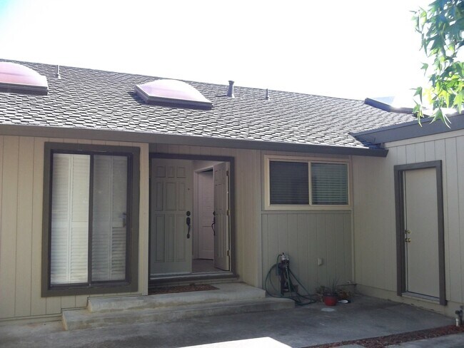 Building Photo - Home in The Bluffs overlooking American River