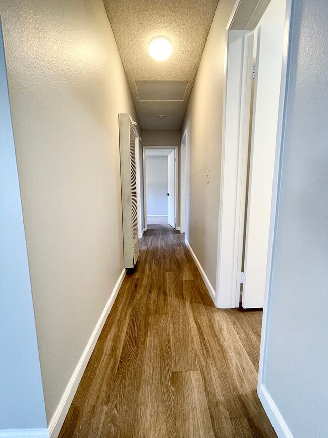 Building Photo - 3 Bedroom 2 Bath with Garage!