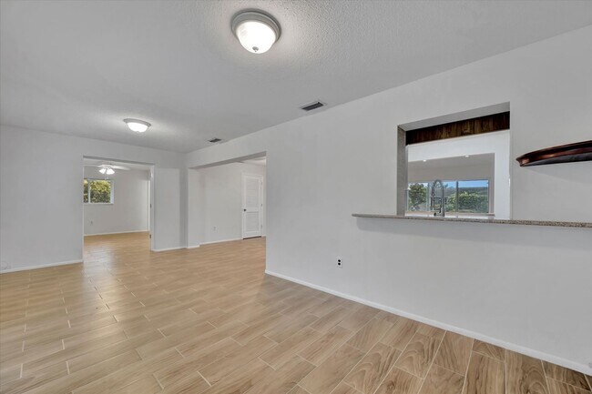 Building Photo - Beautiful 3-Bed / 2 Bath Pool Home in Sara...