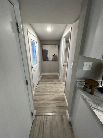 Building Photo - 1477 E Lindberg St