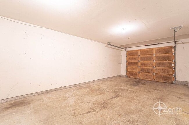 Building Photo - 106 W Beacon Hill Dr