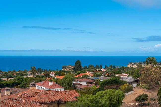 Building Photo - Gorgeous 5 Bedroom Home with sweeping views and pool