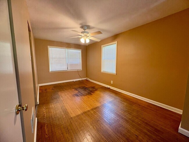 Building Photo - 3 Bedroom Apartment Available in Harrisburg!