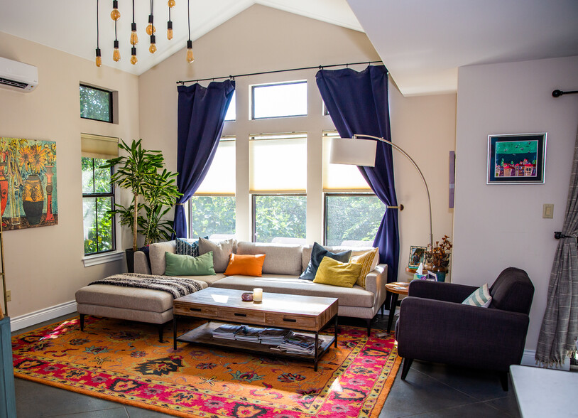 Spacious Living area with vaulted ceilings. Lots of morning light - 3607 Clawson Rd