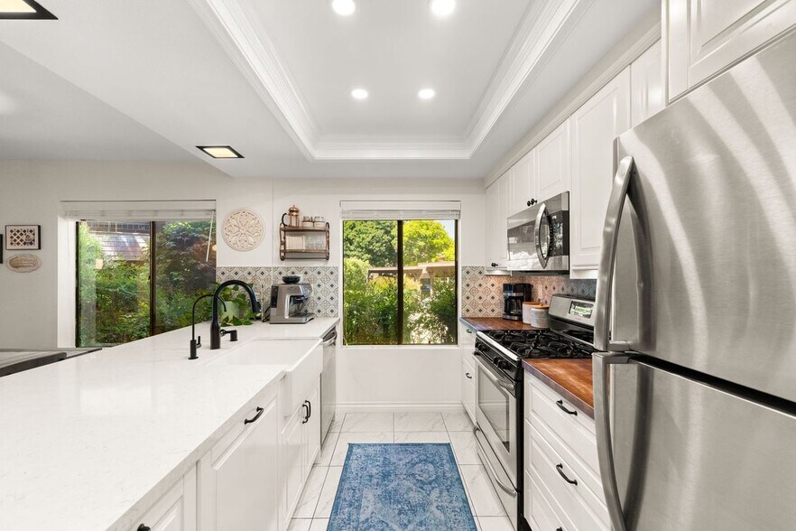 Building Photo - 374 S Prospectors Rd